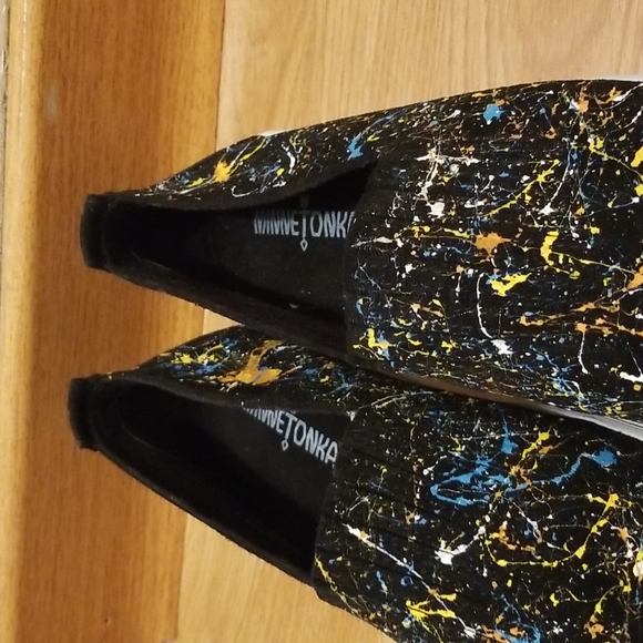💎2 for $25💎 Minnetonka Paint Splatter Slip-on Tennis Shoes, size 8.5 Womens - Picture 3 of 15